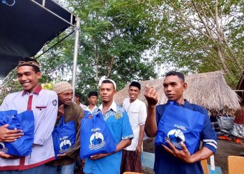 Julie Laiskodat Salurkan Bantuan Sembako Ramadhan 120 KK di Desa Waiwuring