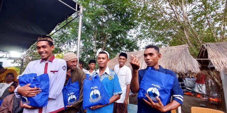 Julie Laiskodat Salurkan Bantuan Sembako Ramadhan 120 KK di Desa Waiwuring