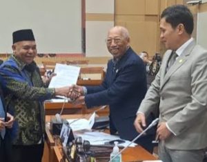 Praktisi Hukum Petrus Bala Pattyona Serahkan Pandangan Hukum Revisi KUHAP ke DPR RI