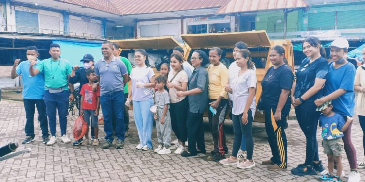 Ketua TP-PKK Kabupaten Sikka dan Pengurus Gelar Kerja Bakti di Pasar Maumere