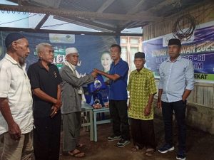 Bunda Julie Laiskodat Berbagi Kasih 250 Paket di Waiburak