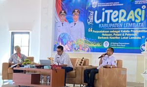 Buku dan Cangkul di Tangan Petani Lembata, Lewat bedah buku “Nasihat Diri untuk Insan Produktif”, Literasi dan Produktivitas Mulai Digalakkan dari Sawah dan Ladang