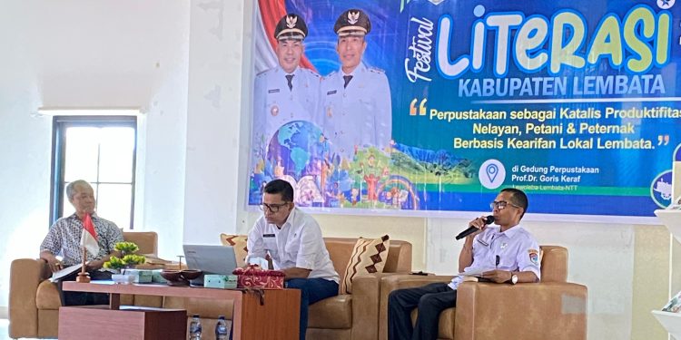 Buku dan Cangkul di Tangan Petani Lembata, Lewat bedah buku “Nasihat Diri untuk Insan Produktif”, Literasi dan Produktivitas Mulai Digalakkan dari Sawah dan Ladang