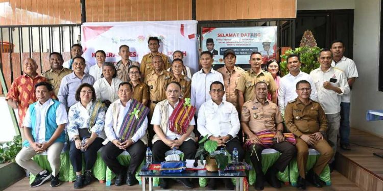 Menteri Koperasi Tinjau Dua KopDes Merah Putih di NTT