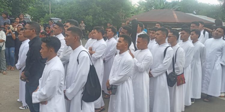 Umat Paroki Santu Arnoldus Janssen Waikomo Sambut Para Frater Ledalero, Pawai Meriah di Kota Lewoleba