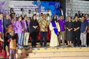 Hadiri Prosesi jalan Salib ke IX Tahun 2025, Wagub Johni Asadoma Ajak Umat Maknai Teladan dan Pengorbanan Hidup Yesus