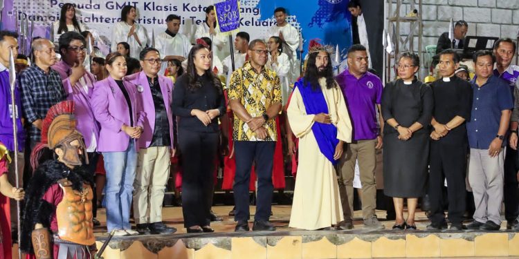 Hadiri Prosesi jalan Salib ke IX Tahun 2025, Wagub Johni Asadoma Ajak Umat Maknai Teladan dan Pengorbanan Hidup Yesus