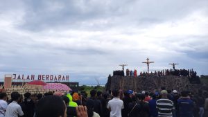 Orang Muda Katolik Waikomo Luar Biasa :  Sukses Gelar Drama Tablo “Jalan Salib Berdarah”, Umat Teteskan Air Mata