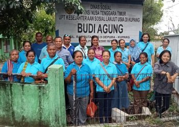 Maknai Paskah, WBI dari GBI Bunga Bakung Haukoto-Fatukoa Kunjungi Panti Jompo Budi Agung