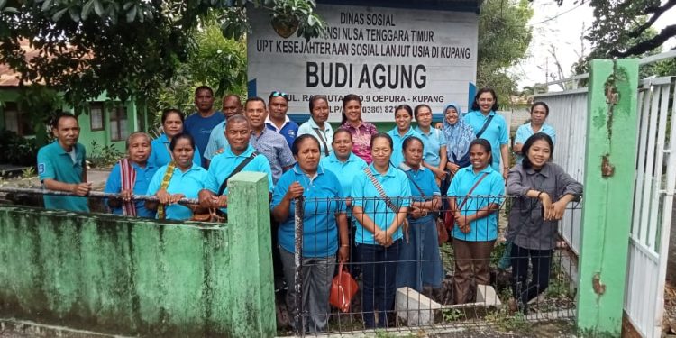 Maknai Paskah, WBI dari GBI Bunga Bakung Haukoto-Fatukoa Kunjungi Panti Jompo Budi Agung