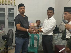 Anggota DPRD Madina Serahkan Sisa Uang Pembangunan Mesjid Ke Desa Momoang Julu