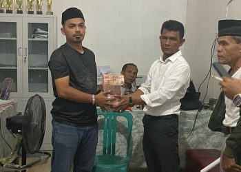 Anggota DPRD Madina Serahkan Sisa Uang Pembangunan Mesjid Ke Desa Momoang Julu