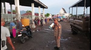 Kasat Pol PP Sikka, Buang Da Chunha  Pimpin Operasi Penertiban Pedagang ikan di TPI Maumere