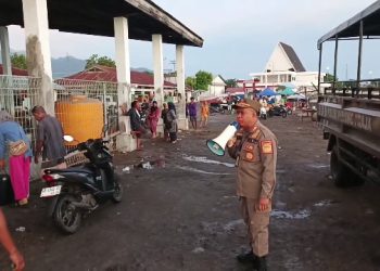 Kasat Pol PP Sikka, Buang Da Chunha  Pimpin Operasi Penertiban Pedagang ikan di TPI Maumere