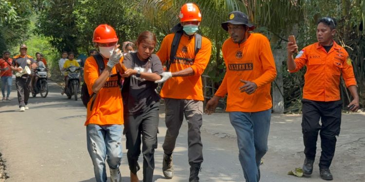 Basarnas Simulasi Evakuasi Darurat Bencana Erupsi Gunung Api di Lembata