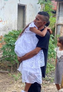 Tangisan Ita di Pelukan Sang Ayah, Momentum Haru Komuni Suci Pertama