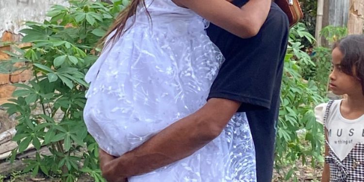 Tangisan Ita di Pelukan Sang Ayah, Momentum Haru Komuni Suci Pertama