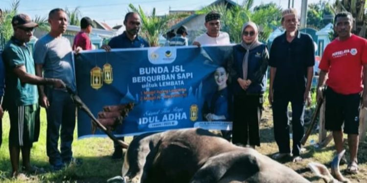 Wabup Lembata Serahkan Bantuan Hewan Qurban Dari Anggota DPR RI, Julie Sutrisno Laiskodat