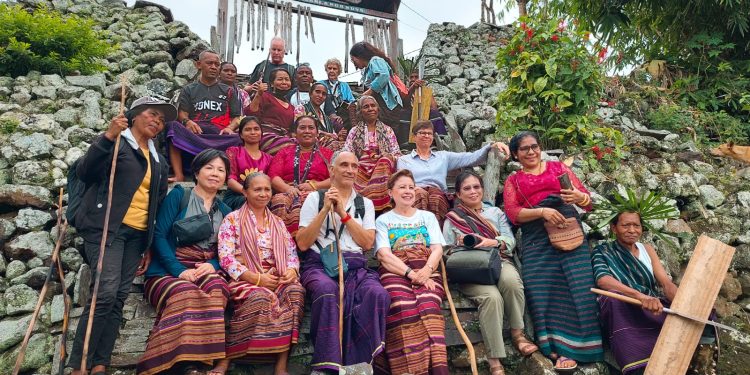 IHS Kunjungi Adonara, Eks Pejabat Kedubes AS Soroti Potensi Budaya Kampung Lamahelan