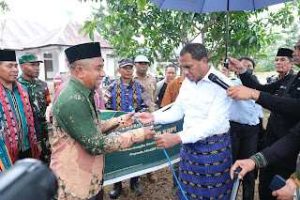 Serahkan Bantuan Hewan Kurban di Alor, Wagub Johni Asadoma Minta Umat Muslim Jaga Kerukunan dan Toleransi Umat Beragama