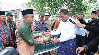 Serahkan Bantuan Hewan Kurban di Alor, Wagub Johni Asadoma Minta Umat Muslim Jaga Kerukunan dan Toleransi Umat Beragama