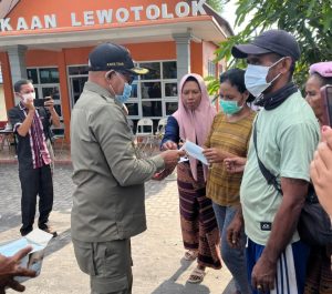 Bupati Lembata Tinjau Lokasi Rawan Bencana Akibat Letusan Ile Lewotolok dan Serahkan Bantuan Langsung ke Warga