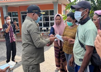 Bupati Lembata Tinjau Lokasi Rawan Bencana Akibat Letusan Ile Lewotolok dan Serahkan Bantuan Langsung ke Warga