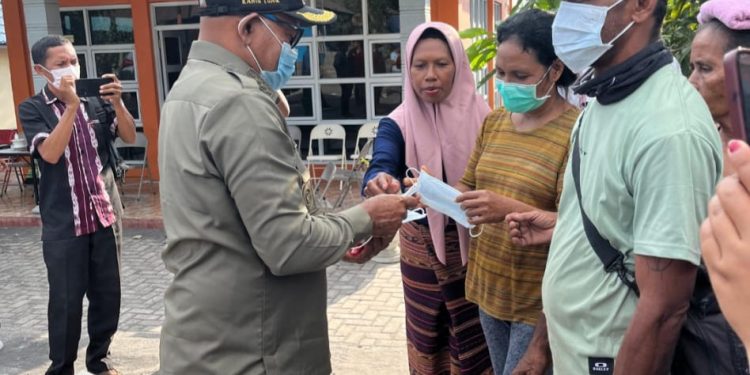 Bupati Lembata Tinjau Lokasi Rawan Bencana Akibat Letusan Ile Lewotolok dan Serahkan Bantuan Langsung ke Warga