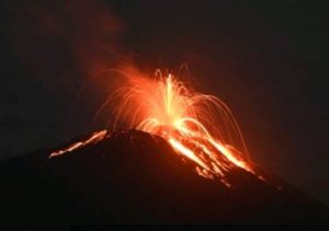 Gunung Ile Lewotolok Status Siaga, Lontaran Material Pijar Picu Kebakaran dan Ancaman Luas