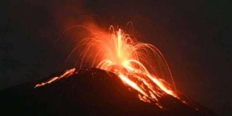 Gunung Ile Lewotolok Status Siaga, Lontaran Material Pijar Picu Kebakaran dan Ancaman Luas