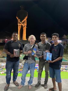 Mewakili OMK PSAJW, Perwakilan Pemuda Katolik, Komcab Lembata Sumbangan Buku Untuk FPJ