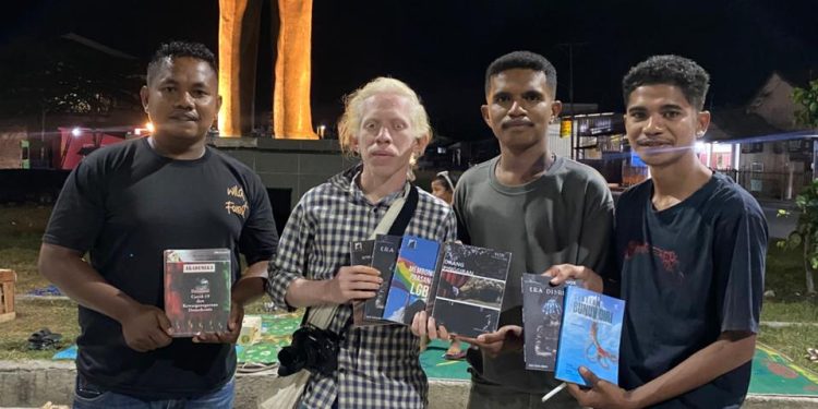 Mewakili OMK PSAJW, Perwakilan Pemuda Katolik, Komcab Lembata Sumbangan Buku Untuk FPJ