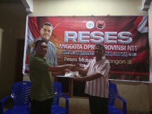 Usai Reses, Anggota DPRD NTT Viktor Mado Watun Serahkan Bantuan Kepedulian