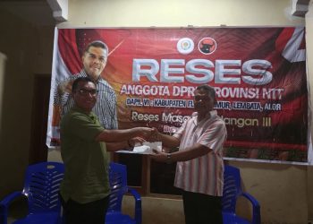 Usai Reses, Anggota DPRD NTT Viktor Mado Watun Serahkan Bantuan Kepedulian