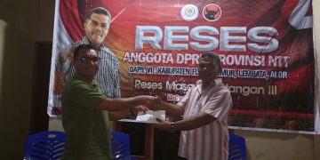 Usai Reses, Anggota DPRD NTT Viktor Mado Watun Serahkan Bantuan Kepedulian