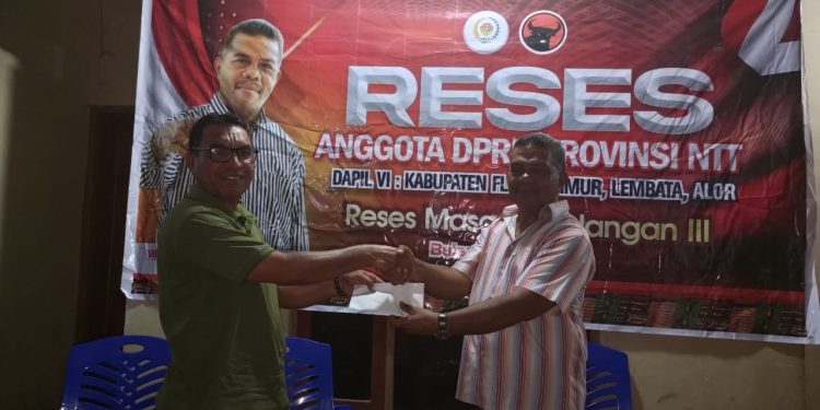Usai Reses, Anggota DPRD NTT Viktor Mado Watun Serahkan Bantuan Kepedulian