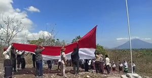 Bendera Indonesia Raksasa Berkibar di Bukit Merah Putih Lembata 