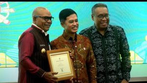 Bupati Lembata Kanis Tuaq Terima Penghargaan dari Kementerian Kesehatan 