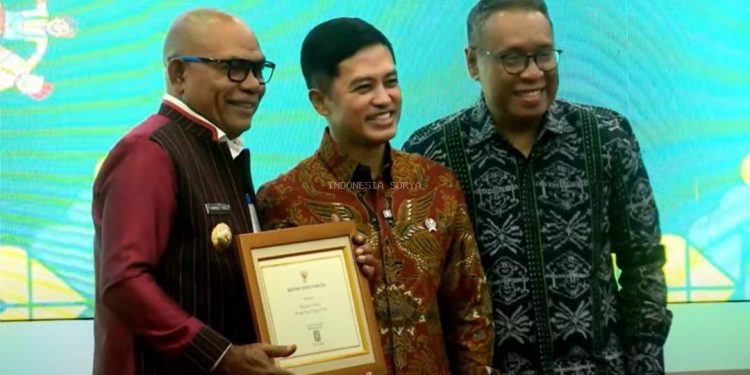 Bupati Lembata Kanis Tuaq Terima Penghargaan dari Kementerian Kesehatan 
