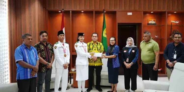 Gubernur Melki Laka Lena Terima Dua Parkibraka NTT, Merlin dan Paulus