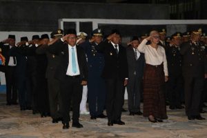 Gubernur Melki Laka Lena dan Wakil Gubernur Johni Asadoma Apel Kehormatan di TMP Dharma Loka