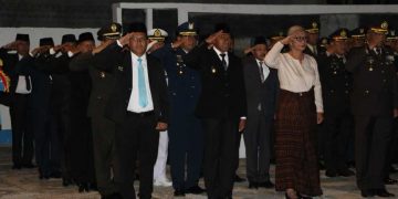 Gubernur Melki Laka Lena dan Wakil Gubernur Johni Asadoma Apel Kehormatan di TMP Dharma Loka