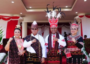 Gubernur NTT dan Wagub Kompak Pakai Busana Adat Ende dan Alor di HUT RI ke-80