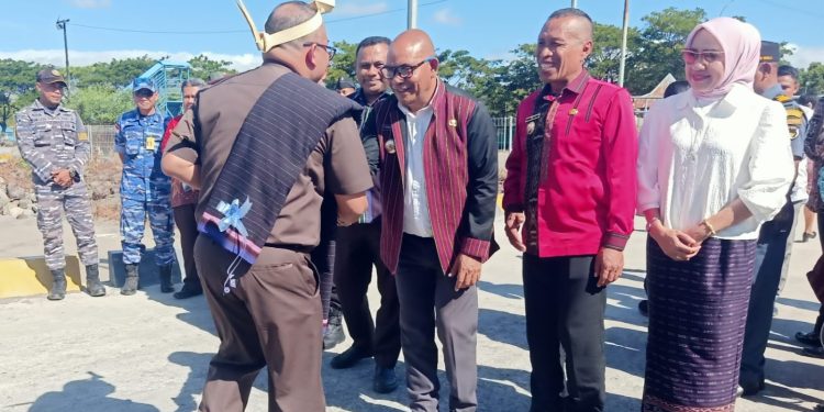 Kajari Arie Wijaya Tiba di Lembata, Bupati dan Forkopimda Gelar Penyambutan di Pelabuhan Lewoleba