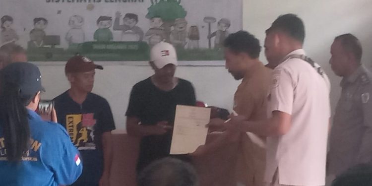 Warga Desa Puor B Terima 158 Sertifikat Tanah Gratis Program Prona