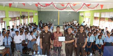 Kejari Lembata Gelar Program Jaksa Masuk Sekolah di SMAN 2 Nubatukan
