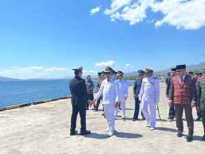 Kapolres Lembata, AKBP Nanang Wahyudi Pimpin Upacara Tabur Bunga di Pelabuhan Laut Lewoleba