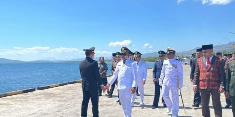 Kapolres Lembata, AKBP Nanang Wahyudi Pimpin Upacara Tabur Bunga di Pelabuhan Laut Lewoleba