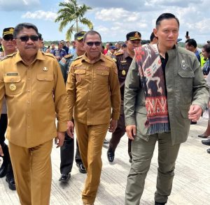 AHY Tiba di Sumba Timur, didampingi Johni Asadoma dan Umbu Lili Pekuwali