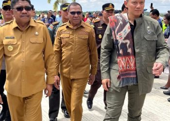 AHY Tiba di Sumba Timur, didampingi Johni Asadoma dan Umbu Lili Pekuwali